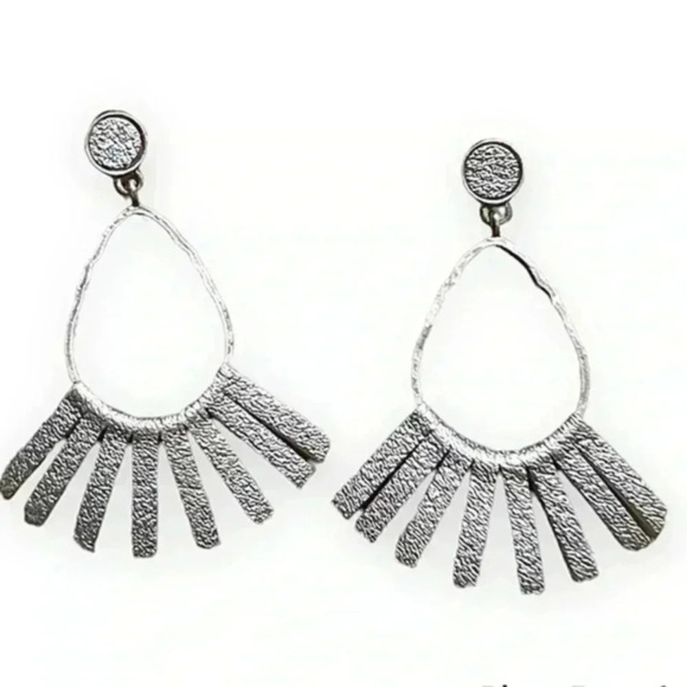 NWOT UNIQUE SILVER STUD EARRINGS
